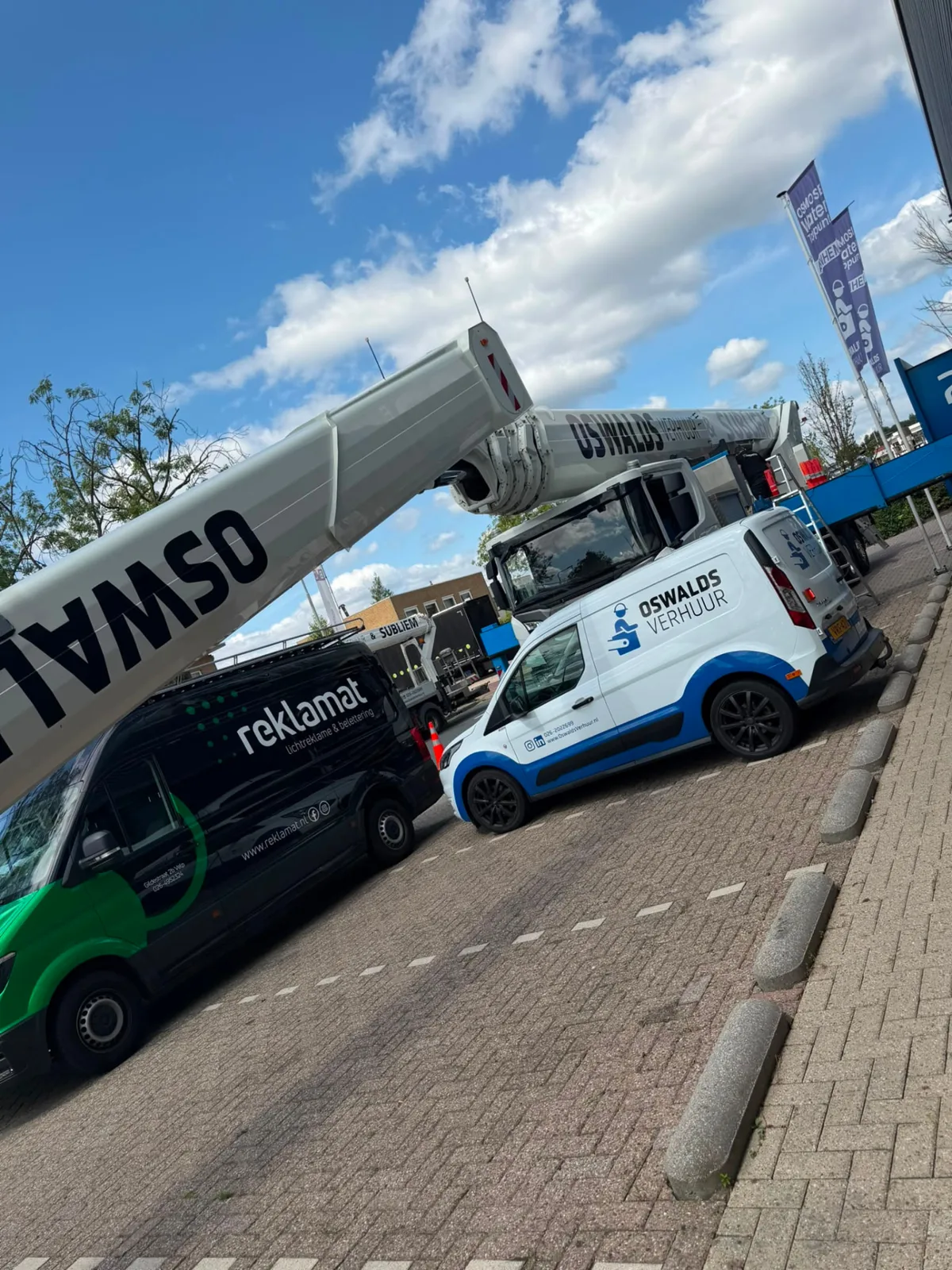 Reklamat und Oswalds Vermietung bei der beschrifteten RUTHMANN T900HF am Standort Arnheim